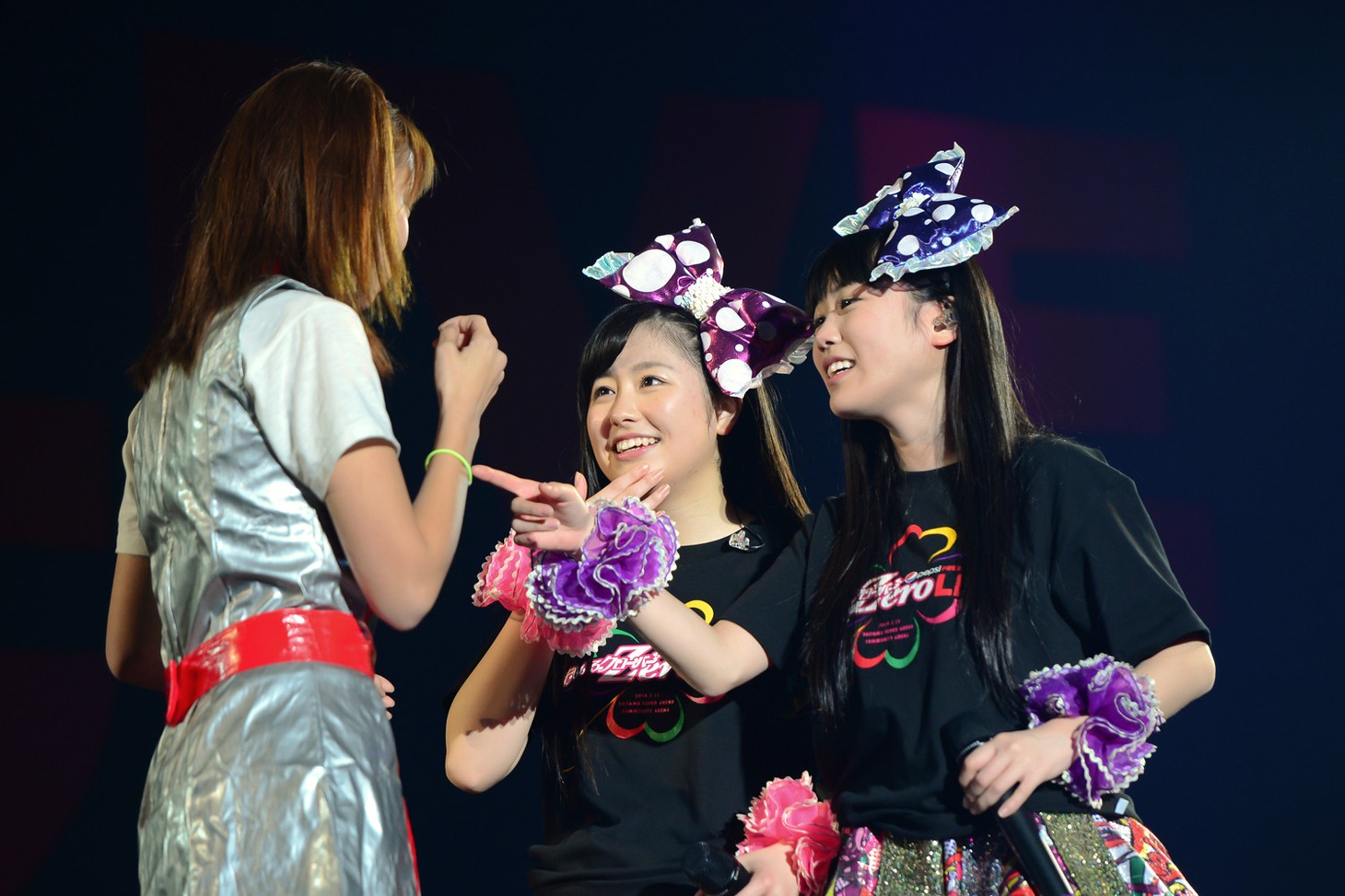 リレーのチームを組むことになった古屋智美マネージャー、佐々木彩夏、高城れに（左から）。