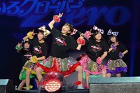 「Chai Maxx」をパフォーマンスするももいろクローバーZ。