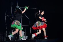 左から有安杏果、百田夏菜子。