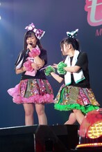 左から佐々木彩夏、有安杏果。