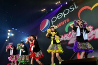 “ももいろクローバーZero”のポーズを決めるももいろクローバーZ。