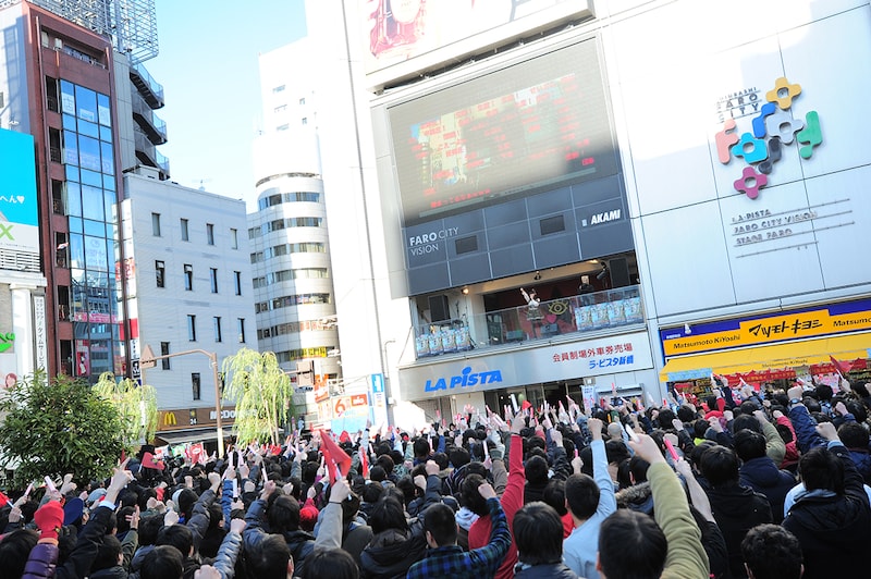 上坂すみれ「革命的ブロードウェイ主義者同盟 新春★公開プロパガンダ in 新橋SL広場」の様子。