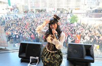 1000人の“同志”と記念撮影する上坂すみれ。