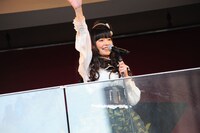 新橋駅で京浜東北線を待つ人々に手を振る上坂すみれ。