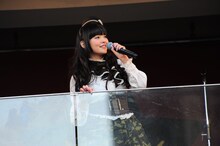 上坂すみれ「革命的ブロードウェイ主義者同盟 新春★公開プロパガンダ in 新橋SL広場」の様子。