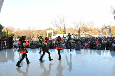 「レリビ」歌唱時の様子。巨大なサークルが発生しメンバーもステージを走り回る。