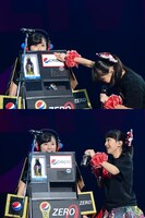 あーりんペプシロボのボタンを押してペプシネックスを取り出す百田夏菜子。