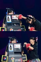 あーりんペプシロボのボタンを押してペプシネックスを取り出す百田夏菜子。