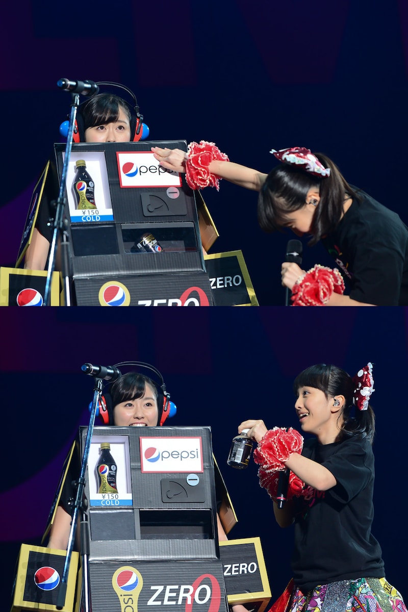 あーりんペプシロボのボタンを押してペプシネックスを取り出す百田夏菜子。