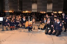 イベント実行委員と記念撮影をする片平里菜。