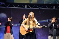 イベント実行委員と一緒に「Come Back Home」を歌う片平里菜。