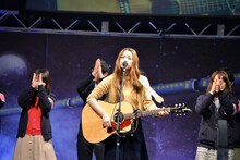 イベント実行委員と一緒に「Come Back Home」を歌う片平里菜。
