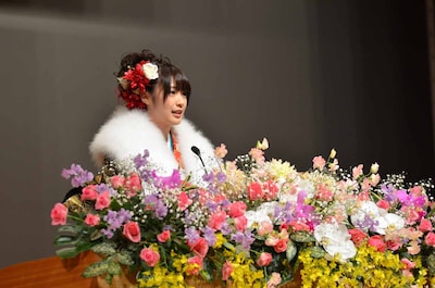 成人の誓いを述べる高山一実。