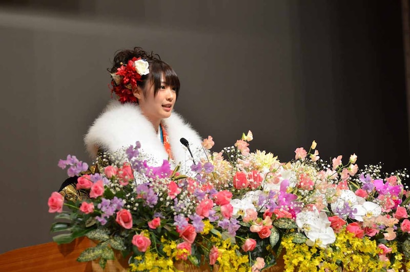 成人の誓いを述べる高山一実。