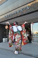 成人式会場前で記念撮影をする高山一実。