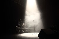 ステージ上に置かれたKのマイクスタンド。