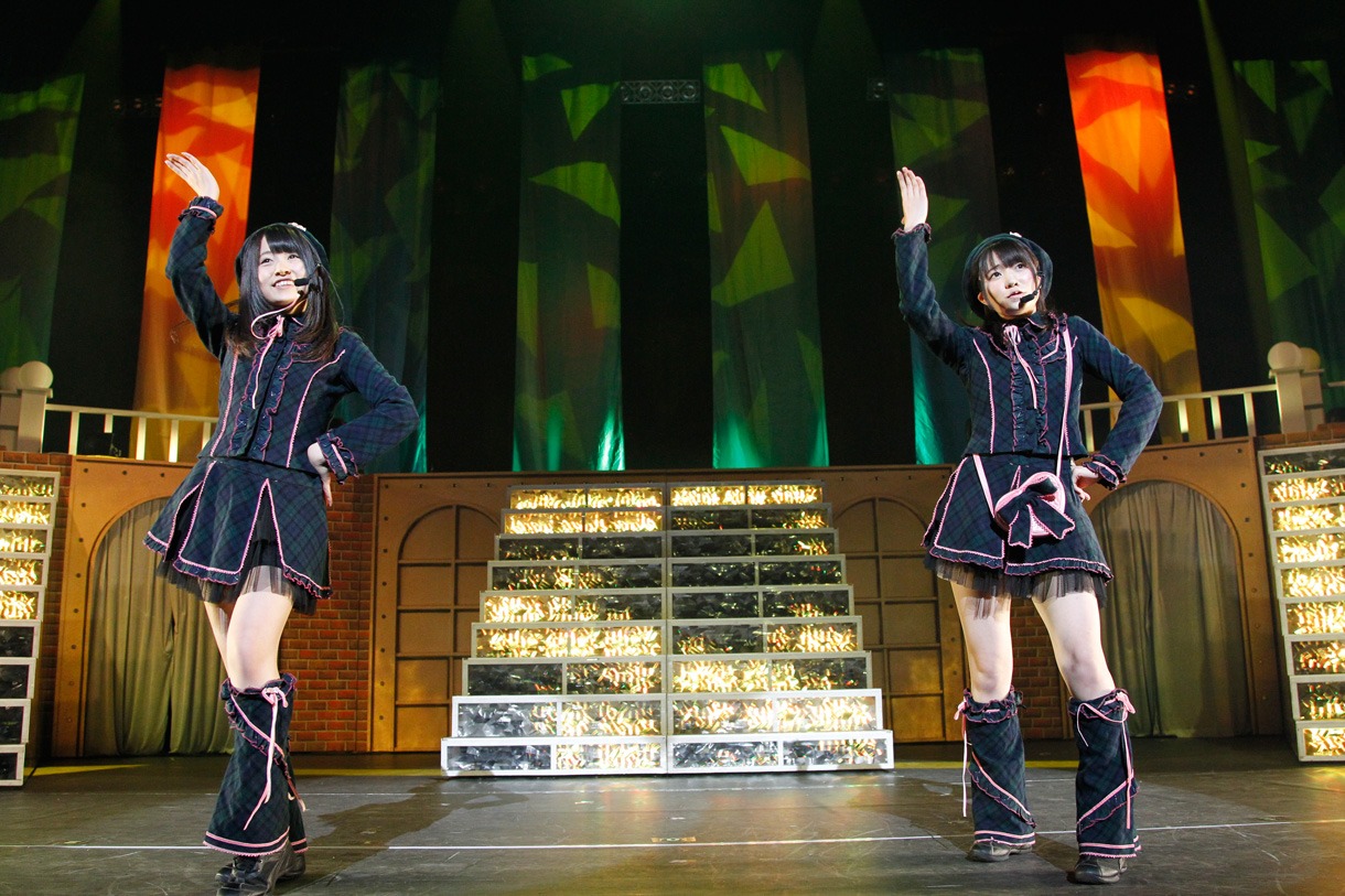 「となりのバナナ」をパフォーマンスする駒田京伽＆冨吉明日香 。(C)AKS