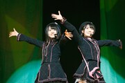 「となりのバナナ」をパフォーマンスする駒田京伽&冨吉明日香 。(C)AKS