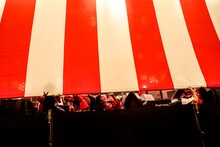 最後まで手を振り続ける怒髪天。