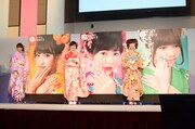 蜷川実花撮影による記念写真の横に立つメンバー。