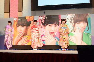 蜷川実花撮影による記念写真の横に立つメンバー。