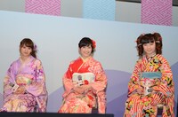 蜷川実花からのコメントVTRを見つめるメンバー。