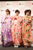 今週の人気の画像6位は「まゆゆ、ぱるる、まりや、蜷川実花撮影“成人式ネイル”姿披露」より、永尾まりや、渡辺麻友、島崎遥香（左から）。