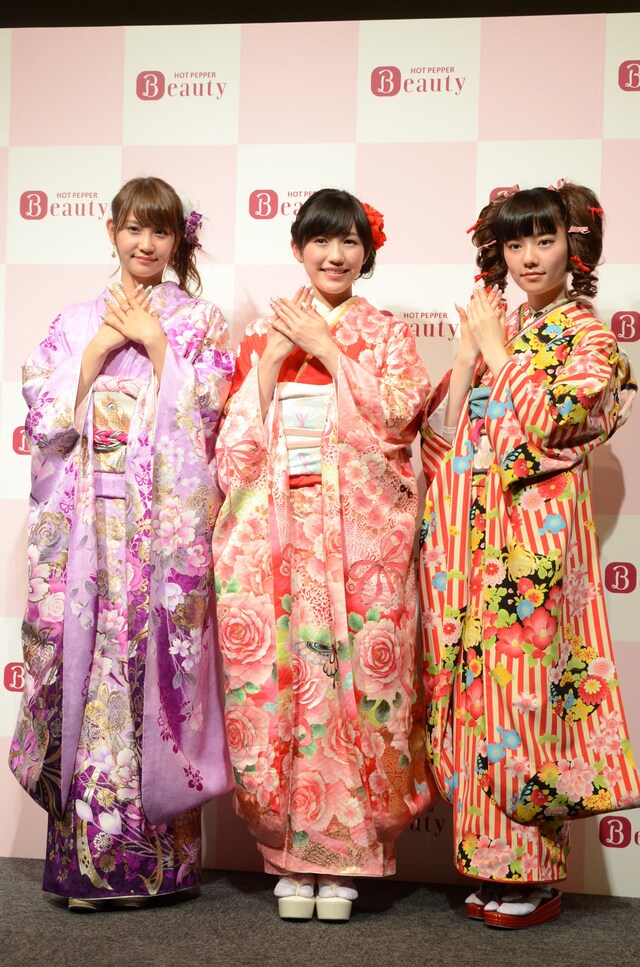 「AKB48“成人式ネイル”記念写真お披露目会」に出席した永尾まりや、渡辺麻友、島崎遥香（左から）。