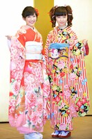 左から渡辺麻友、島崎遥香。