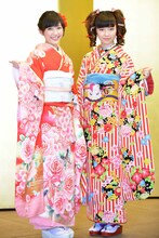 左から渡辺麻友、島崎遥香。