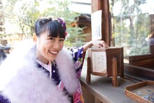 おみくじをひく高城れに。