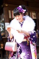 おみくじを確認する高城れに。