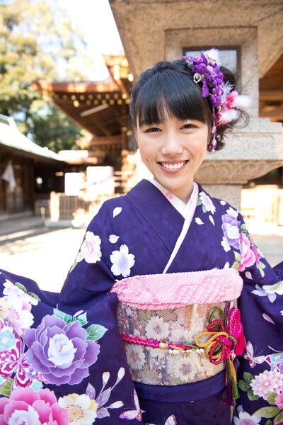 今週の人気の画像1位は「高城れに新成人の抱負『素のままでいられる人になりたい』」より、神社にて振袖姿を披露した高城れに。