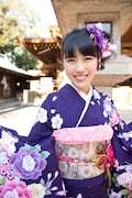 神社にて振り袖姿を披露した高城れに。
