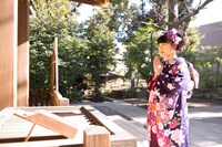 お参りをする高城れに。