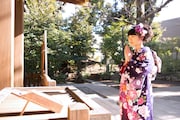 お参りをする高城れに。