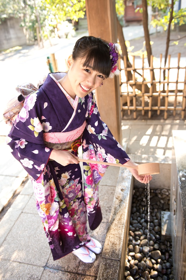 手水場で手を清める高城れに。