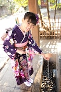 手水場で手を清める高城れに。