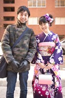 高城をスカウトした山下優マネージャーと記念撮影をする高城れに。