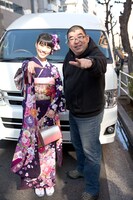 川上アキラマネージャーと記念撮影をする高城れに。