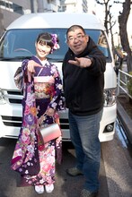 川上アキラマネージャーと記念撮影をする高城れに。