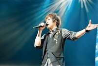 ジョークを交えたトークでも観客を笑わせたアシン（阿信 / Vo）。