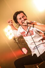 武道館のステージで熱唱する増子直純（Vo）。