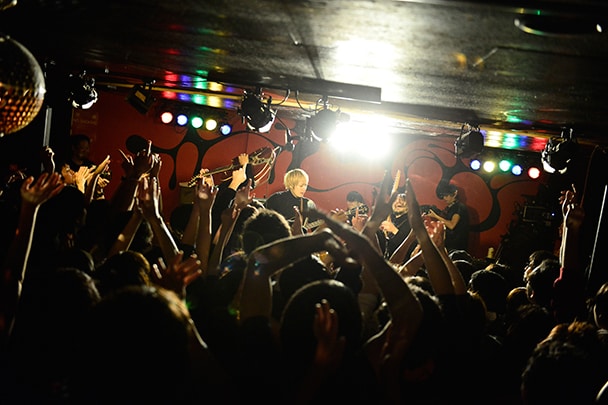 THE BAWDIES「～NEW YEAR'S PARTY 2014～GOING BACK HOME」の様子。（撮影：橋本塁）