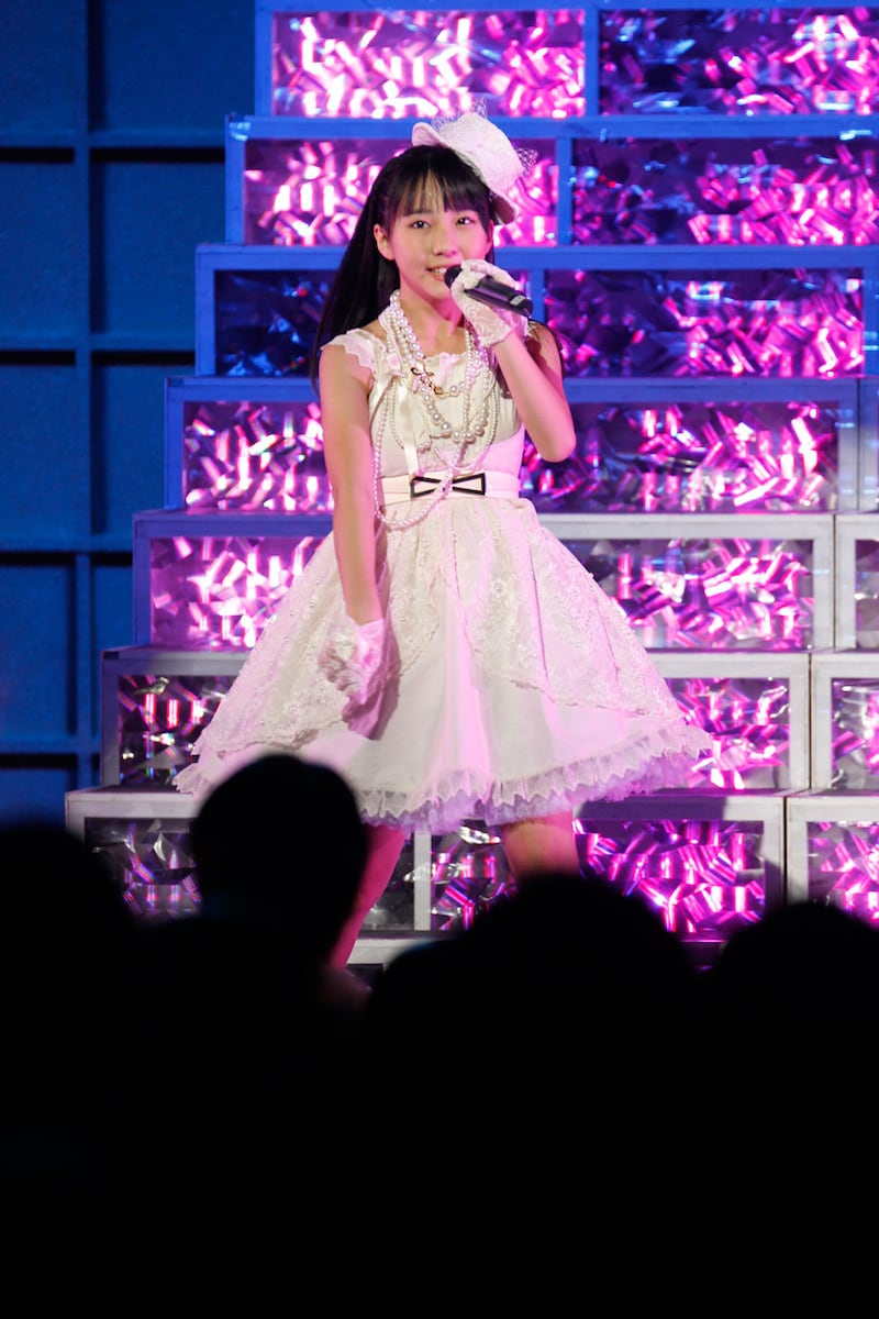 「シンクロときめき」を歌唱する田中美久。 (c)AKS