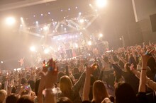 カメレオ「カメレオ2周年記念2Daysライヴ『めちゃ×2みなさんのおかげでした！』」の様子（撮影：江隈麗志）。