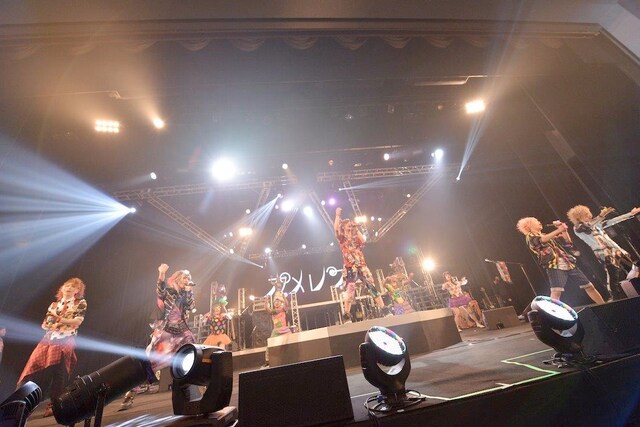 カメレオ「カメレオ2周年記念2Daysライヴ『めちゃ×2みなさんのおかげでした！』」の様子（撮影：江隈麗志）。