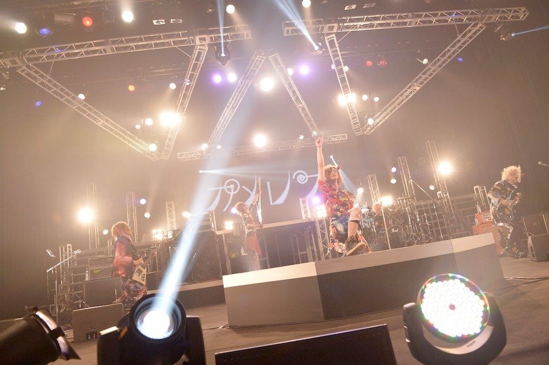 カメレオ「カメレオ2周年記念2Daysライヴ『めちゃ×2みなさんのおかげでした！』」の様子（撮影：江隈麗志）。