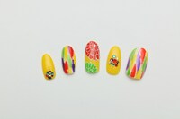 記念写真の撮影時に永尾まりやがつけていた左手のネイル。