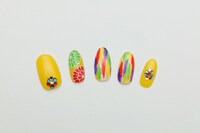 記念写真の撮影時に永尾まりやがつけていた左手のネイル。